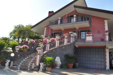 L'ingresso della villa a Zafferana nei pressi di Taormina e dell'Etna