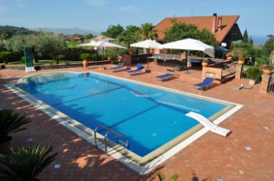 La piscina attrezzata della casa vacanza Villa Del Sole
