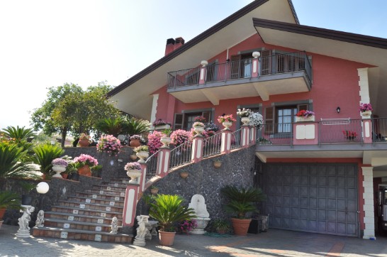 Main entrance of Villa Del Sole vacaza house in Zafferana On Mount Etna